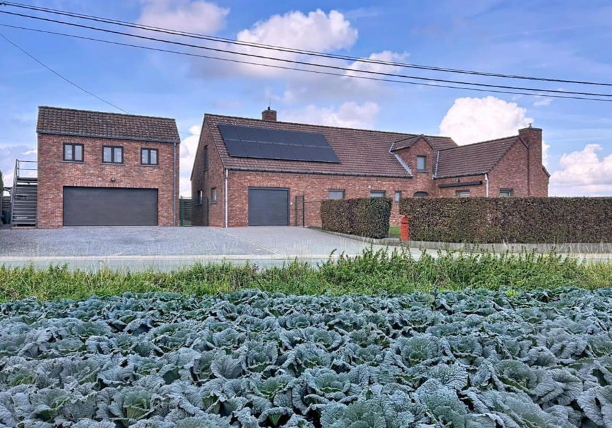 9deb016bb3214346a305bb8cce895347